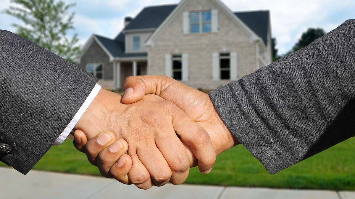 two people agree on the purchase and sale of a lazy real estate investment